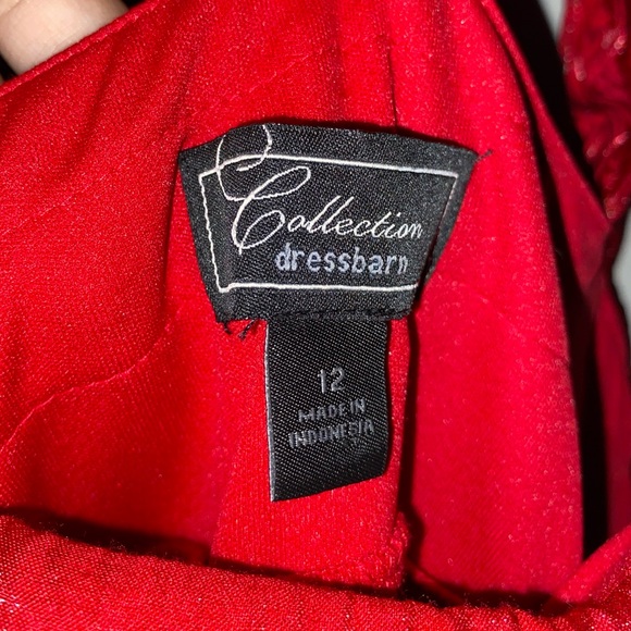 Beautiful red ruffled dress - Picture 3 of 3